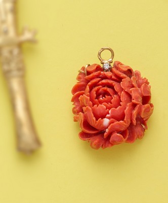 PENDENTIF en or (750) avec importante fleur...