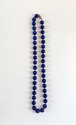 SAUTOIR en perles de lapis lazuli, avec fermoir...
