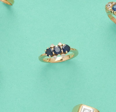 BAGUE en or (750) ornée de trois saphirs...