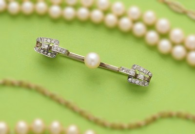 BROCHE BARRETTE en or gris (750), les extrémités...