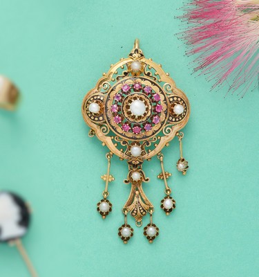 BROCHE ronde chantournée et ajourée avec...