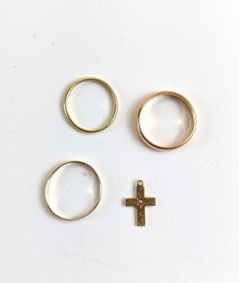 DEUX ALLIANCES et UNE PETITE CROIX en pendentif...