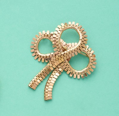 BROCHE en or (750) stylisant un noeud.