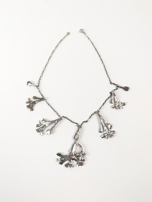 COLLIER en métal argenté à branches de végétaux...