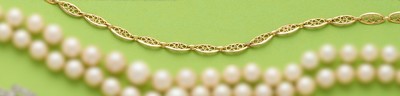COLLIER en or (750) à petits maillons losangiques...