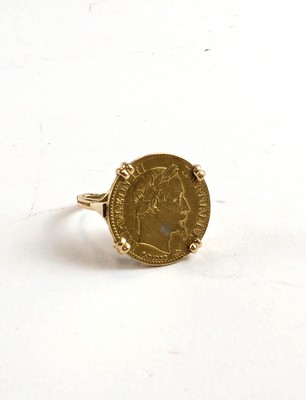 BAGUE en or (750) ornée d'un 10 F or Napoléon...