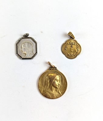 TROIS MÉDAILLES religieuses en or (750),...