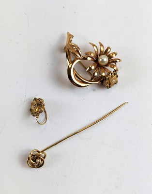 TROIS BIJOUX en or (750), une broche fleur,...