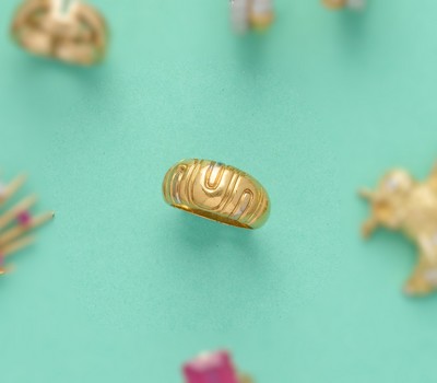 BAGUE CHEVALIERE en or (750) à motifs on...