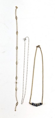 TROIS CHAÎNETTES, dont une en argent (925)...