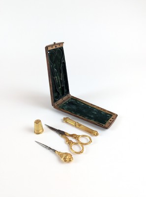 NECESSAIRE DE COUTURE en or (750) comprenant...