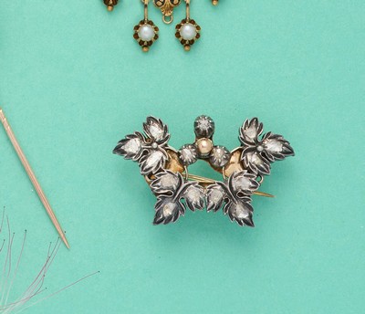 BROCHE en or (750) et argent (950) à motifs...