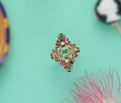 BAGUE en or et argent, de forme marquise...