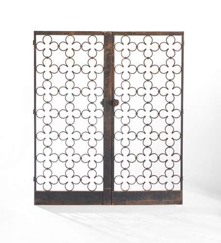 PAIRE DE GRILLES pouvant former claustra...