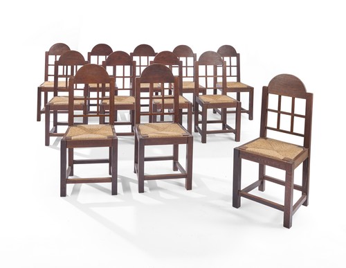 SUITE DE DOUZE CHAISES en chêne, à dossier...