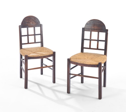 PAIRE DE CHAISES en bois teinté, à dossier...