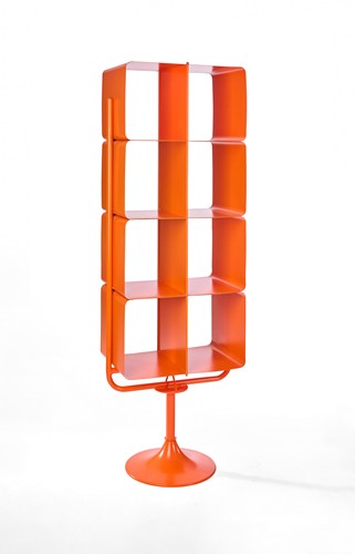 ÉTAGÈRE en métal peint orange à huit compartiments...