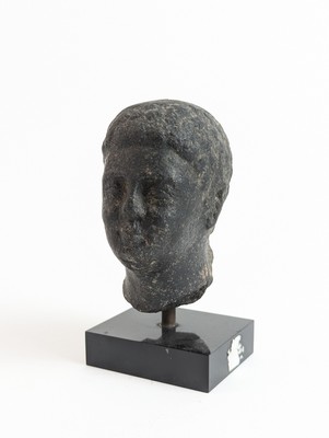 TÊTE en pierre noire en ronde bosse figurant...