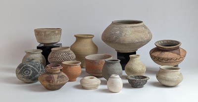 VASES et COUPES en terre cuite et pierres...