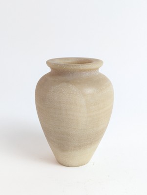 VASE en albâtre muni d’une lèvre.