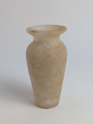 VASE en albâtre de forme balustre.