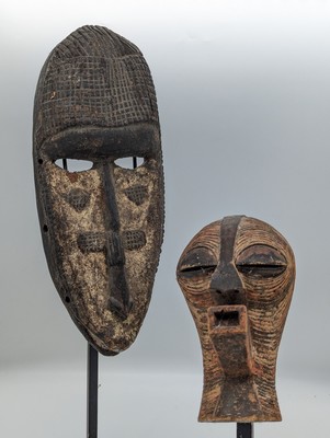 DEUX MASQUES en bois sculpté.