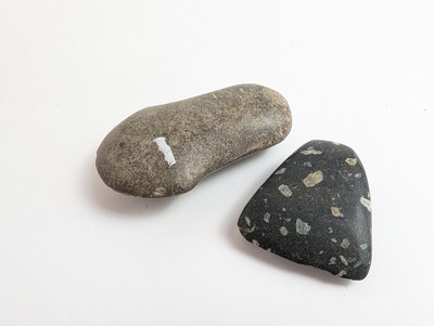 DEUX TÊTES DE HACHE en pierre polie.