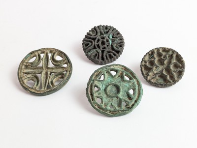 QUATRE CACHETS ou TAMPONS en bronze à motifs...
