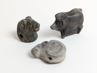 TROIS FIGURINES zoomorphes en pierre sculptée...
