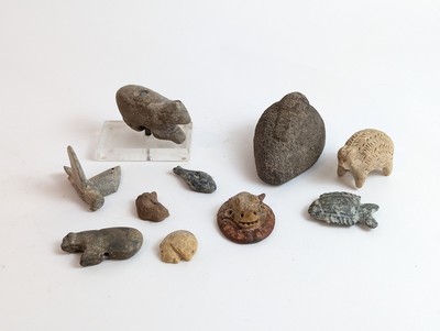 DIX FIGURINES zoomorphes diverses, en pierre...