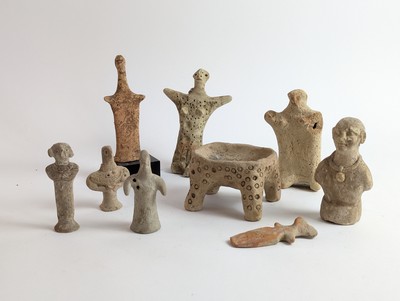 HUIT FIGURINES antropomorphes en terre c...