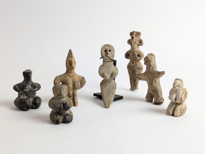 SIX FIGURINES antropomorphes principalement...