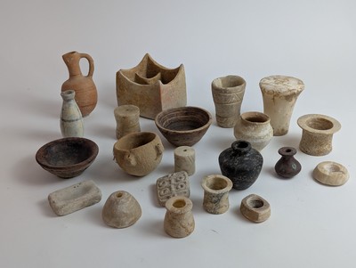 LOT D'ENVIRON 19 PETITS VASES, COUPES OU...