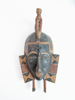MASQUE AFRICAIN surmonté d’un chien attrapant...