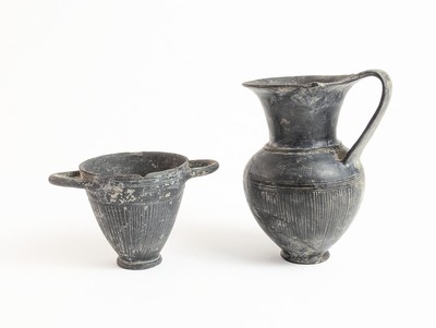 UN OENOCHOE et UN SKYPHOS en céramique vernissée...