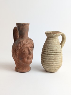 UN PICHET à anse et UN VASE plastique orné...