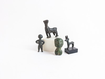 QUATRE STATUETTES en bronze dont un cervidé,...