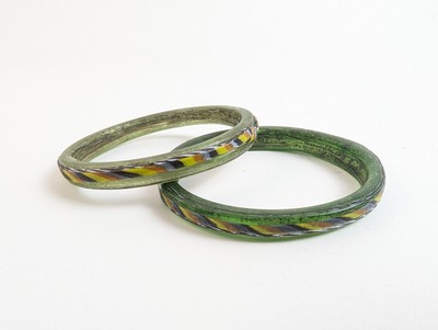 DEUX BRACELETS en verre polychrome.