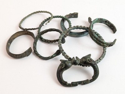 SEPT BRACELETS et une ANSE en bronze dont...