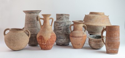 HUIT VASES en terre cuite dont amphores et...