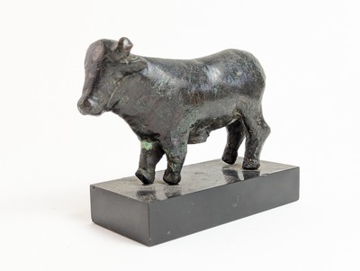 STATUETTE en bronze figurant un taureau dans...
