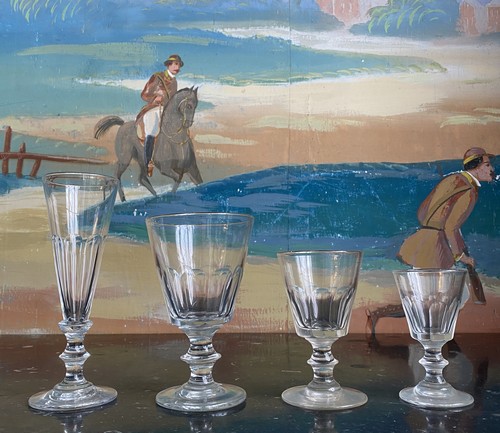 PARTIE DE SERVICE DE VERRES à pied en cristal...