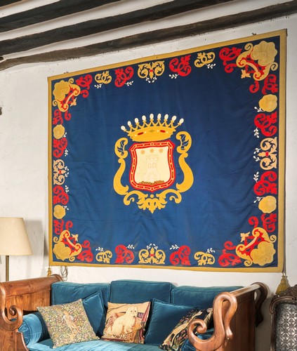 TENTURE en drap bleu, rouge et jaune à blason...