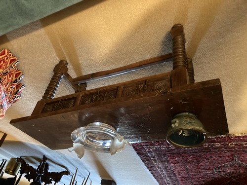 PETIT BANC console en noyer ouvrant à trois...