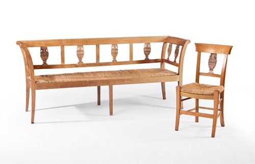SUITE DE HUIT CHAISES ET UNE BANQUETTE en...