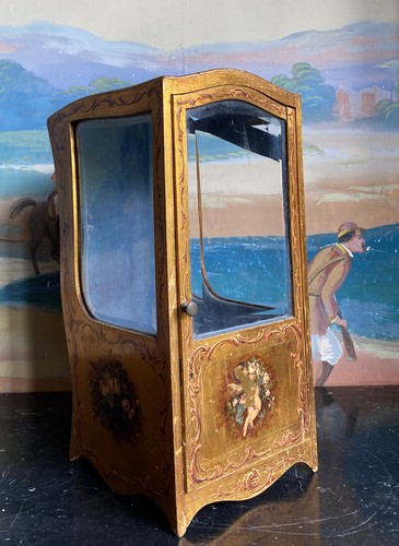 PETITE VITRINE à forme de chaise à porteur...