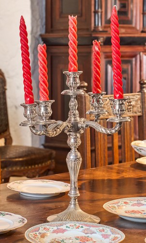 SUITE DE QUATRE CANDELABRES en métal argenté...