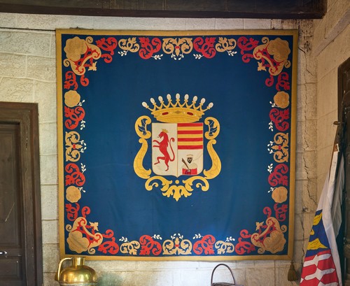TENTURE en drap bleu, jaune et rouge au blason...