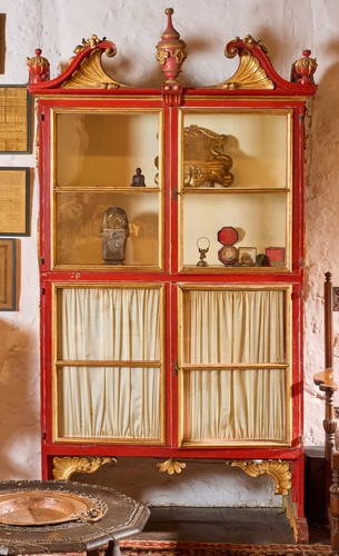 VITRINE rectangulaire en bois laqué rouge...