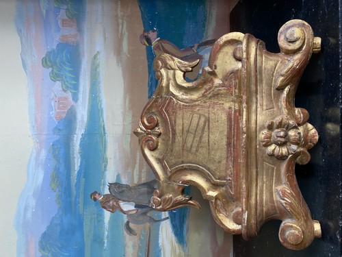 PUPITRE en bois doré mouluré et sculpté.